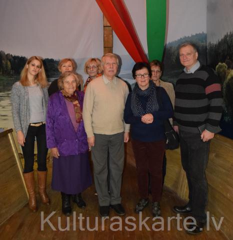 Tallinnas Sv.Pētera un Pāvila draudzes pārstāviji (no labās) muzejā sadarbības vizītē grāmatas par priesteri Miķeli Krumpānu izdošanas sakarā